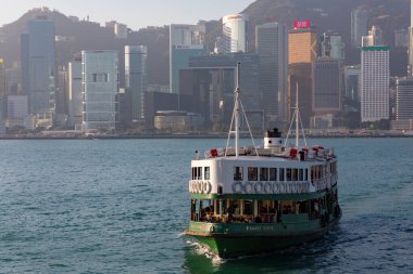 Hong Kong limanından feribot kalkıyor.