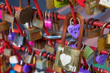 Singapur 'da korkuluklara asılı renkli aşk kilitleri