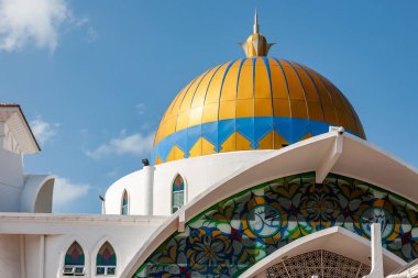 Altın Kubbe Malacca Boğazı 'nda yüzüyor.