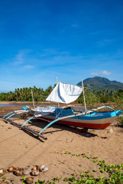 Sahilde balıkçı teknesi, Biliran, Filipinler