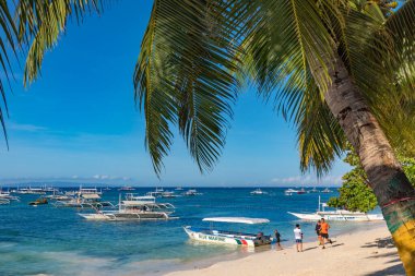 Alona Sahili, Panglao Adası, Bohol, Filipinler - 21 Nisan 2018: Alona Sahili 'nde geleneksel sürat tekneleri       