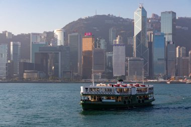 Feribot Hong Kong yakınlarındaki sularda yüzüyor.