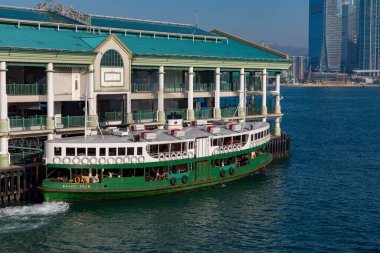 Feribot Hong Kong rıhtımına yanaştı.