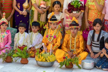 Geleneksel Burmalı Budist Shinbyu töreninde Altın Kraliyet Giysisi İçinde Genç Çocuklar