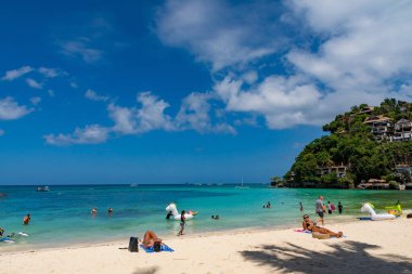 Boracay, Filipinler 'deki White Beach' te dinlenen turistler.       