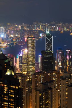 Hong Kong 'un gece manzarası ışıklarla aydınlanıyor.