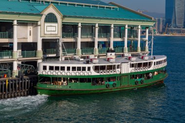 Feribot Hong Kong rıhtımına yanaştı.