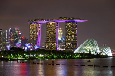 Singapur 'daki marina körfezi kumları gece görüşü
