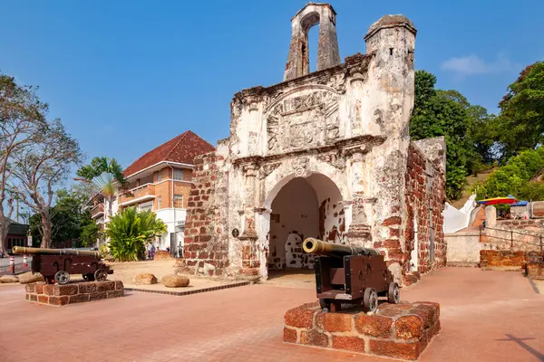 Melaka 'daki topları ve ağaçları olan tarihi bina.