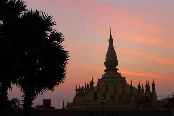 Pha That Luang, Laos 'un başkenti Vientiane' de altın kaplı bir stupa.. 