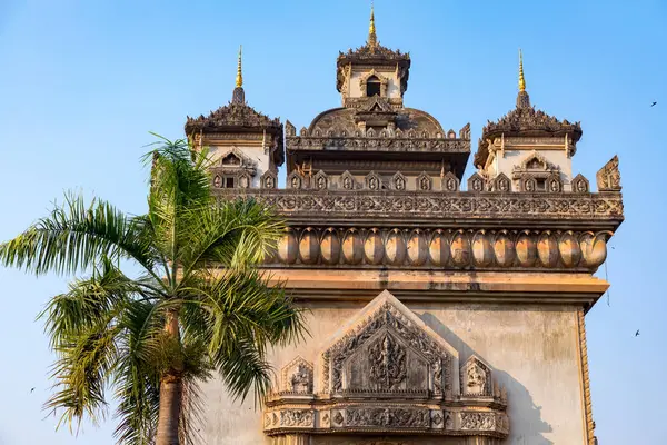 Patuxai Zafer Kapısı, Vientiane Laos 'un kalbinde bulunan önemli bir savaş anıtı.. 
