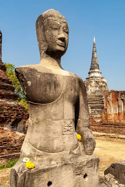 Ayutthaya, Tayland 'da önemli bir tarihi tapınak olan Wat Phra Si Santhe' de Buda heykeli ve bir stupa (chedi)