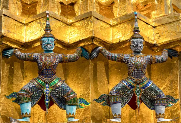 Wat Phra Kaew 'da (Zümrüt Buda Tapınağı), Tayland' ın Bangkok kentindeki Büyük Saray kompleksi içinde bulunan bir pagoda tabanı taşıyan devler.. 