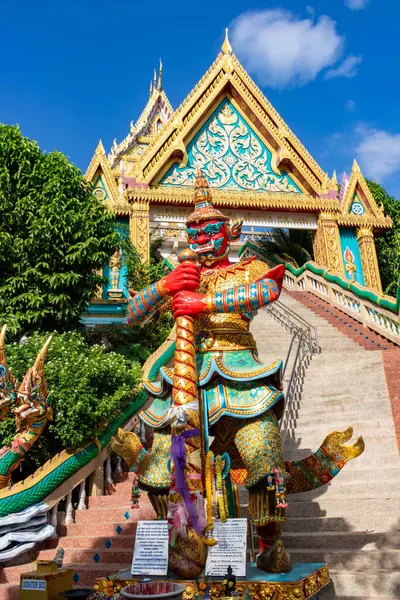 Phuket Tayland 'daki tapınakta renkli heykel