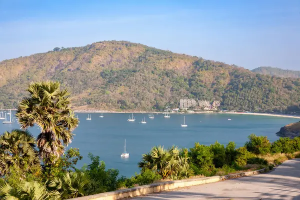 Tekneleri ve tepeleri olan Phuket Körfezi manzarası