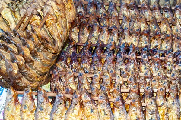 Tayland Ayutthaya 'da düzenli sıraya dizilmiş ızgara balık şişleri.