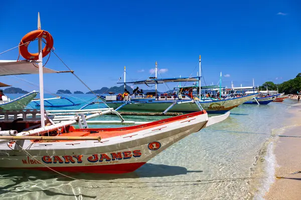 Zıplayan Ada Merkezi. Filipinler 'deki Yeşil Palawan Kayalıkları' nın altında donanma dinleniyor.