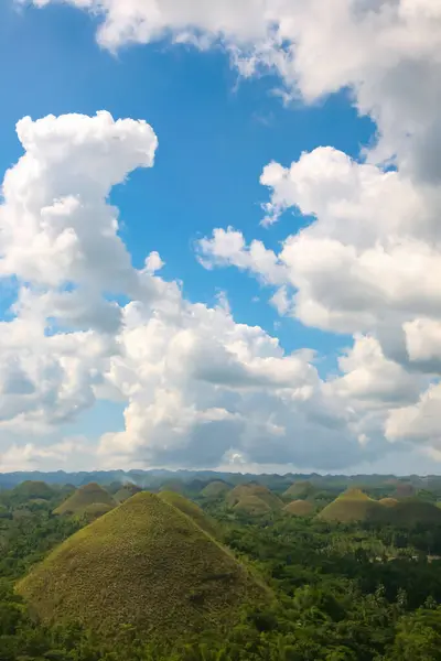Çikolata Tepeleri Carmen Bohol Filipinler 19 numara. Nisan 2018 Bohol 'un ünlü Çikolata Tepeleri.