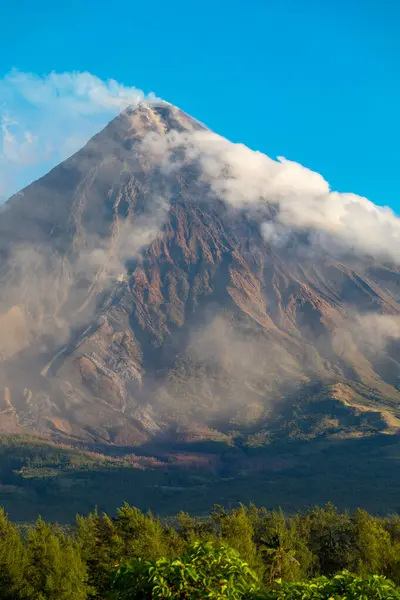 Mayon Albayı Filipinler 8 Mart 2018 Mayon Yanardağı 2018 'de gündüz vakti meydana gelen patlama sırasında manzara 