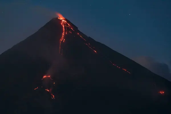 Mayon Albayı Filipinler 7 Mart 2018 'de Mayon Volkanı' ndan çıkan lav, 2018 'deki patlama sırasında, 