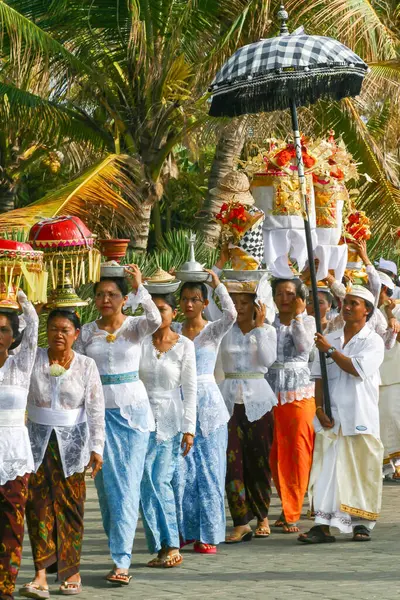 Geleneksel Hindu töreni sırasında Bali, Endonezya 'da Bali Halkı eğleniyor 