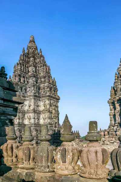 Prambanan Tapınak Kompleksi Spire ve Stone Harabeleri