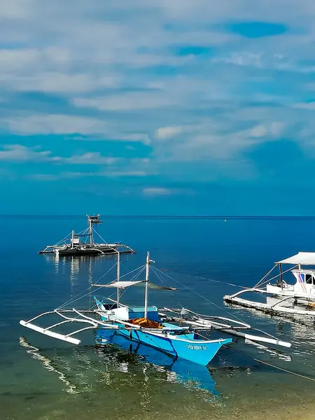 Balıkçı tekneleri Açık Gelgit Düzlükleri, Camotes, Filipinler 'de