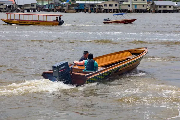 Brunei nehrinde su taksileri, Kampong Ayer 'in içinde ve çevresinde, su köyünde.. 