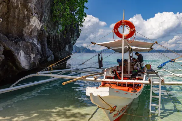Bangka Avara Demiri Filipinler, Limestone Kayalıkları, Palawan ve Filipinleri çevreleyen tenha bir lagüne demirlemiş.