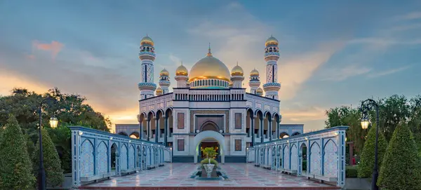 Jame'asr hassanil bolkiah Camii: brunei 