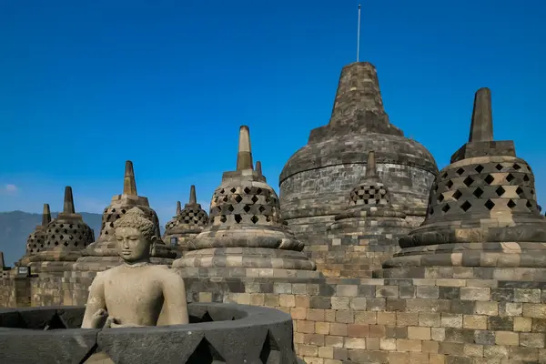 Java, Endonezya 'daki Budist Tapınağı Borobudur' ta heykel
