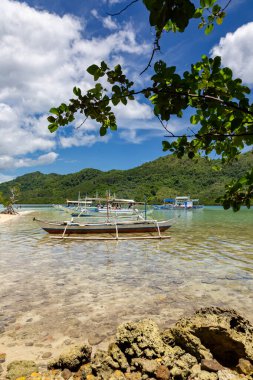 Filipinli Bangka tekneleri El Nido Körfezi 'nde Iconic Kireçtaşı Dağı' na karşı, Palawan, Filipinler