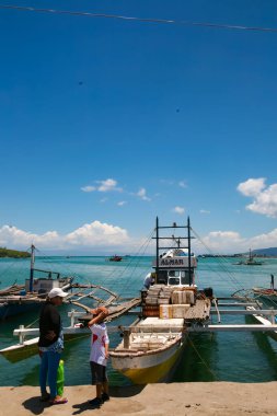 Bohol, Filipinler - 19 Nisan 2018: Bohol adasından Panglao Adası 'na giden köprülerden birinin yanındaki balıkçı tekneleri.