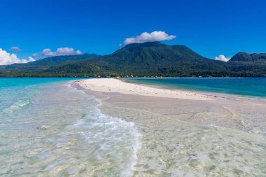 Turkuaz suları ve yemyeşil dağları olan tropik cennet manzarası, Camiguin, Filipinler 