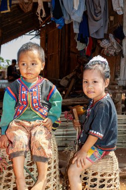 Hill Kabileleri, Chiang Rai, Tayland - 23 Ocak 2007: Lahu Tepesi kabilesinin kızı ve oğlanı.