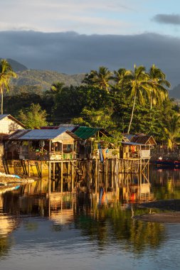 Suya, Filipinlere, Güney Leyte 'ye yansıyan renkli evleri yakalıyoruz.