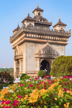 Sarı ve pembe çiçekler ve Patuxai Zafer Kapısı, Vientiane Laos 'un kalbinde bulunan önemli bir savaş anıtı.. 