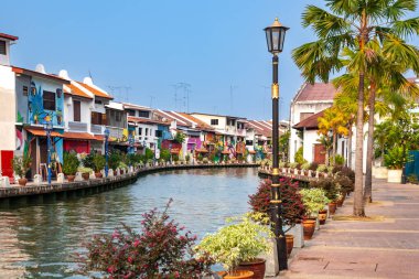 Malezya 'daki Melaka nehri boyunca renkli binalar