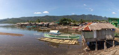 Geleneksel Bambu ve Nipa sazdan evler Cabalian Körfezi 'nin yanındaki barakalarda inşa edilir.
