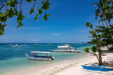 Bohol, Filipinler - 21 Nisan 2018: Filipinler, Panglao Adasındaki Alona Sahili 'nde geleneksel sürat tekneleri.