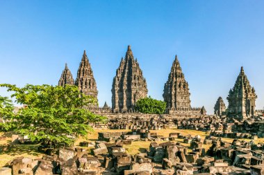 Hindu Tapınağı Kulesi ve Taş Kalıntıları Mavi Gökyüzüne Karşı