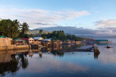Filipinler, Güney Leyte 'de sakin bir sahil köyü manzarası yakalıyorum.