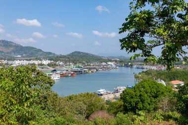 Yeşil tepelerle çevrili Phuket limanı manzarası