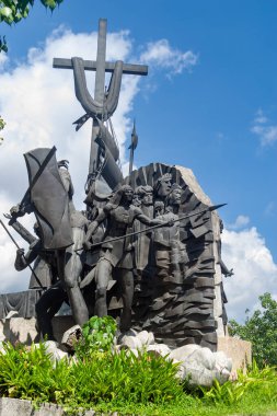 Cebu Filipinler 'deki tarihi figürleri tasvir eden anıt