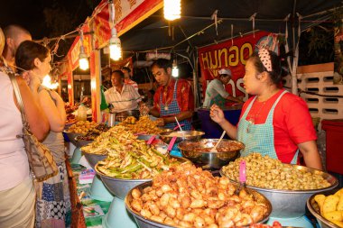 Tayland, Phuket-: tanımlanamayan insanlar akşamları markette yiyecek satıyorlar. Sokak yemeği. 