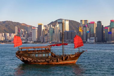 Geleneksel gemi Hong Kong limanında.