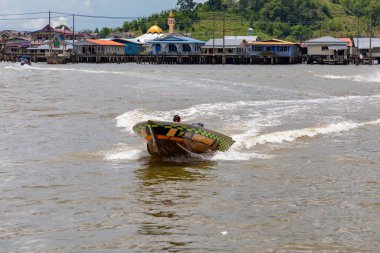 Sakin nehirde yüzen sürat teknesi