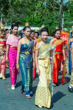 Ayutthaya, Tayland 'daki geçit töreninde parlak geleneksel elbiseli kızlar