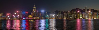 Hong Kong 'un gece görüşü yansımalarla gökyüzüne yükseliyor