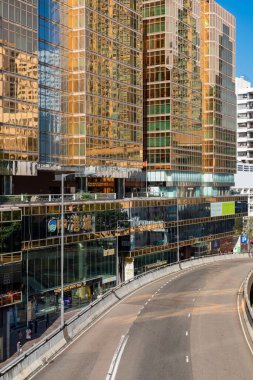 Hong Kong şehrindeki günışığını yansıtan modern binalar
